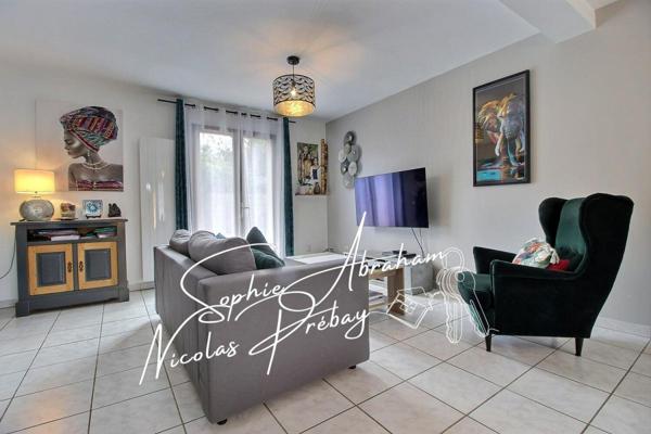 Maison individuelle avec garage et jardin clos