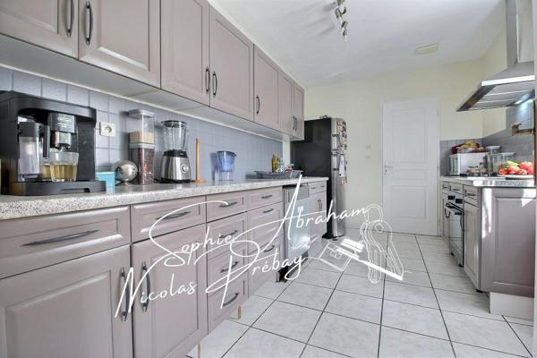 Maison individuelle avec garage et jardin clos