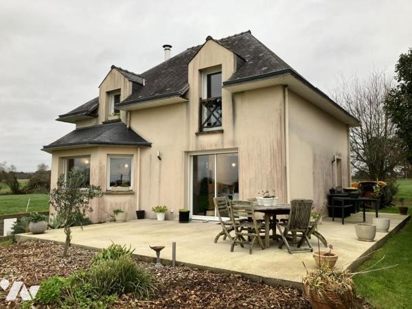 Maison d'habitation construite sur deux niveaux et comprenant 4 chambres , garage et terrain clos 