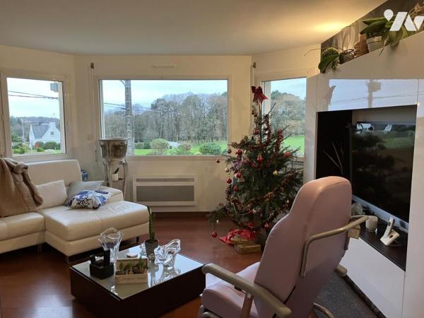 Maison d'habitation construite sur deux niveaux et comprenant 4 chambres , garage et terrain clos 