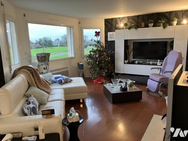 Maison d'habitation construite sur deux niveaux et comprenant 4 chambres , garage et terrain clos 