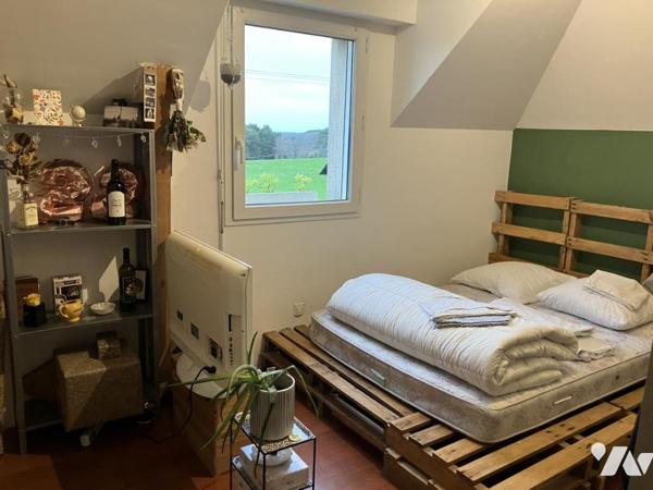 Maison d'habitation construite sur deux niveaux et comprenant 4 chambres , garage et terrain clos 