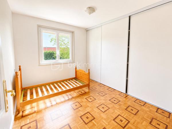 Maison 175 m² – Terrain plat 2082 m² – Saint-Just-Saint-Rambert côté saint rambert proche de la place du marché 
Située dans un secteur résidentiel recherché de Saint-Just-Saint-Rambert, cette maison individuelle construite en 1990 offre de beaux volumes et un cadre de vie agréable, à proximité des commodités.
Elle développe environ 175 m² habitables et est implantée sur un grand terrain plat de 2 082m², rare sur le secteur.
La maison se compose notamment de :

• Salle à manger : 28 m²
• Salon : 13 m²
• Cuisine indépendante : 11,5 m²
Espace nuit
• Chambre 1 : 11,3 m²
• Chambre 2 : 15,7 m²
• Chambre 3 : 13,1 m²
• Chambre 4 : 20,5 m²
• Bureau : 14,9 m² (idéal télétravail ou chambre supplémentaire)

La maison dispose également de :
• 2 salles de bains
• 3 WC
• Cellier de 11 m²
• Plusieurs espaces de rangement.

Annexes
• Grand garage d’environ 52 m², offrant un espace confortable pour stationnement ou atelier.

Confort
• Pompe à chaleur air/eau
• Double vitrage PVC
Les + qui font la différence
✔ Terrain plat de 2 082m²
✔ Beaux volumes intérieurs (175 m² habitables)
✔ 4 chambres + bureau
✔ Grand garage
✔ Secteur calme et apprécié
Une maison idéale pour une famille recherchant de l’espace, du terrain et un environnement agréable, tout en restant proche des écoles et des commerces.En terme d'énergie une pompe à chaleur font de ce bien un logement économe et performant. N'attendez plus elle est faîte pour vous!!! la vidéo est sur mon site Alexandre serre BSK Immobiler.