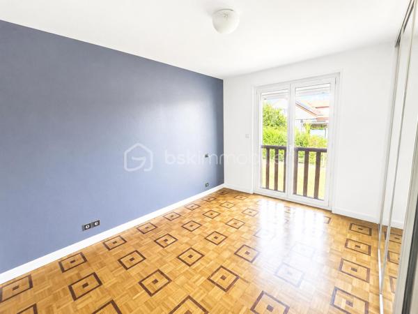 Maison 175 m² – Terrain plat 2082 m² – Saint-Just-Saint-Rambert côté saint rambert proche de la place du marché 
Située dans un secteur résidentiel recherché de Saint-Just-Saint-Rambert, cette maison individuelle construite en 1990 offre de beaux volumes et un cadre de vie agréable, à proximité des commodités.
Elle développe environ 175 m² habitables et est implantée sur un grand terrain plat de 2 082m², rare sur le secteur.
La maison se compose notamment de :

• Salle à manger : 28 m²
• Salon : 13 m²
• Cuisine indépendante : 11,5 m²
Espace nuit
• Chambre 1 : 11,3 m²
• Chambre 2 : 15,7 m²
• Chambre 3 : 13,1 m²
• Chambre 4 : 20,5 m²
• Bureau : 14,9 m² (idéal télétravail ou chambre supplémentaire)

La maison dispose également de :
• 2 salles de bains
• 3 WC
• Cellier de 11 m²
• Plusieurs espaces de rangement.

Annexes
• Grand garage d’environ 52 m², offrant un espace confortable pour stationnement ou atelier.

Confort
• Pompe à chaleur air/eau
• Double vitrage PVC
Les + qui font la différence
✔ Terrain plat de 2 082m²
✔ Beaux volumes intérieurs (175 m² habitables)
✔ 4 chambres + bureau
✔ Grand garage
✔ Secteur calme et apprécié
Une maison idéale pour une famille recherchant de l’espace, du terrain et un environnement agréable, tout en restant proche des écoles et des commerces.En terme d'énergie une pompe à chaleur font de ce bien un logement économe et performant. N'attendez plus elle est faîte pour vous!!! la vidéo est sur mon site Alexandre serre BSK Immobiler.