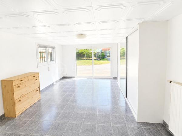 Maison 175 m² – Terrain plat 2082 m² – Saint-Just-Saint-Rambert côté saint rambert proche de la place du marché 
Située dans un secteur résidentiel recherché de Saint-Just-Saint-Rambert, cette maison individuelle construite en 1990 offre de beaux volumes et un cadre de vie agréable, à proximité des commodités.
Elle développe environ 175 m² habitables et est implantée sur un grand terrain plat de 2 082m², rare sur le secteur.
La maison se compose notamment de :

• Salle à manger : 28 m²
• Salon : 13 m²
• Cuisine indépendante : 11,5 m²
Espace nuit
• Chambre 1 : 11,3 m²
• Chambre 2 : 15,7 m²
• Chambre 3 : 13,1 m²
• Chambre 4 : 20,5 m²
• Bureau : 14,9 m² (idéal télétravail ou chambre supplémentaire)

La maison dispose également de :
• 2 salles de bains
• 3 WC
• Cellier de 11 m²
• Plusieurs espaces de rangement.

Annexes
• Grand garage d’environ 52 m², offrant un espace confortable pour stationnement ou atelier.

Confort
• Pompe à chaleur air/eau
• Double vitrage PVC
Les + qui font la différence
✔ Terrain plat de 2 082m²
✔ Beaux volumes intérieurs (175 m² habitables)
✔ 4 chambres + bureau
✔ Grand garage
✔ Secteur calme et apprécié
Une maison idéale pour une famille recherchant de l’espace, du terrain et un environnement agréable, tout en restant proche des écoles et des commerces.En terme d'énergie une pompe à chaleur font de ce bien un logement économe et performant. N'attendez plus elle est faîte pour vous!!! la vidéo est sur mon site Alexandre serre BSK Immobiler.