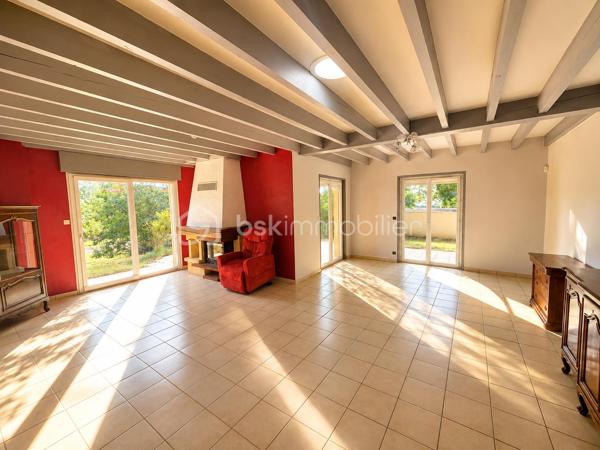 Maison 175 m² – Terrain plat 2082 m² – Saint-Just-Saint-Rambert côté saint rambert proche de la place du marché 
Située dans un secteur résidentiel recherché de Saint-Just-Saint-Rambert, cette maison individuelle construite en 1990 offre de beaux volumes et un cadre de vie agréable, à proximité des commodités.
Elle développe environ 175 m² habitables et est implantée sur un grand terrain plat de 2 082m², rare sur le secteur.
La maison se compose notamment de :

• Salle à manger : 28 m²
• Salon : 13 m²
• Cuisine indépendante : 11,5 m²
Espace nuit
• Chambre 1 : 11,3 m²
• Chambre 2 : 15,7 m²
• Chambre 3 : 13,1 m²
• Chambre 4 : 20,5 m²
• Bureau : 14,9 m² (idéal télétravail ou chambre supplémentaire)

La maison dispose également de :
• 2 salles de bains
• 3 WC
• Cellier de 11 m²
• Plusieurs espaces de rangement.

Annexes
• Grand garage d’environ 52 m², offrant un espace confortable pour stationnement ou atelier.

Confort
• Pompe à chaleur air/eau
• Double vitrage PVC
Les + qui font la différence
✔ Terrain plat de 2 082m²
✔ Beaux volumes intérieurs (175 m² habitables)
✔ 4 chambres + bureau
✔ Grand garage
✔ Secteur calme et apprécié
Une maison idéale pour une famille recherchant de l’espace, du terrain et un environnement agréable, tout en restant proche des écoles et des commerces.En terme d'énergie une pompe à chaleur font de ce bien un logement économe et performant. N'attendez plus elle est faîte pour vous!!! la vidéo est sur mon site Alexandre serre BSK Immobiler.
