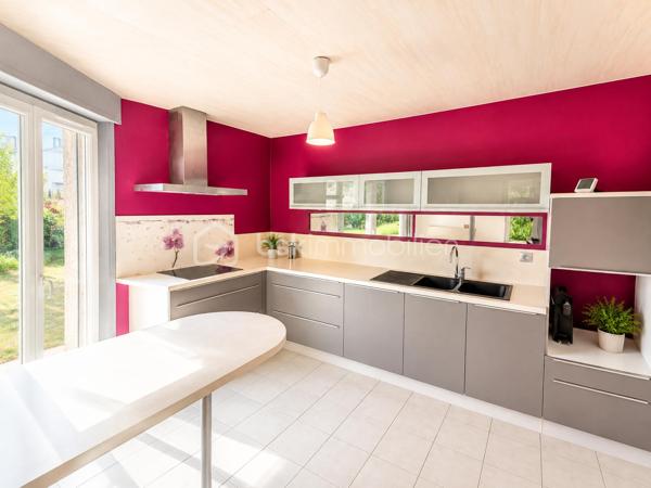 Maison 175 m² – Terrain plat 2082 m² – Saint-Just-Saint-Rambert côté saint rambert proche de la place du marché 
Située dans un secteur résidentiel recherché de Saint-Just-Saint-Rambert, cette maison individuelle construite en 1990 offre de beaux volumes et un cadre de vie agréable, à proximité des commodités.
Elle développe environ 175 m² habitables et est implantée sur un grand terrain plat de 2 082m², rare sur le secteur.
La maison se compose notamment de :

• Salle à manger : 28 m²
• Salon : 13 m²
• Cuisine indépendante : 11,5 m²
Espace nuit
• Chambre 1 : 11,3 m²
• Chambre 2 : 15,7 m²
• Chambre 3 : 13,1 m²
• Chambre 4 : 20,5 m²
• Bureau : 14,9 m² (idéal télétravail ou chambre supplémentaire)

La maison dispose également de :
• 2 salles de bains
• 3 WC
• Cellier de 11 m²
• Plusieurs espaces de rangement.

Annexes
• Grand garage d’environ 52 m², offrant un espace confortable pour stationnement ou atelier.

Confort
• Pompe à chaleur air/eau
• Double vitrage PVC
Les + qui font la différence
✔ Terrain plat de 2 082m²
✔ Beaux volumes intérieurs (175 m² habitables)
✔ 4 chambres + bureau
✔ Grand garage
✔ Secteur calme et apprécié
Une maison idéale pour une famille recherchant de l’espace, du terrain et un environnement agréable, tout en restant proche des écoles et des commerces.En terme d'énergie une pompe à chaleur font de ce bien un logement économe et performant. N'attendez plus elle est faîte pour vous!!! la vidéo est sur mon site Alexandre serre BSK Immobiler.