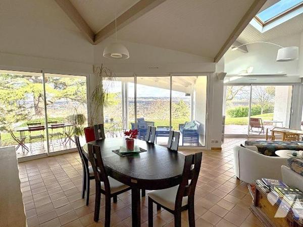 Villa contemporaine d'architecte - Cadre exceptionnel à Castanet-Tolosan (31)
Nichée sur les h...