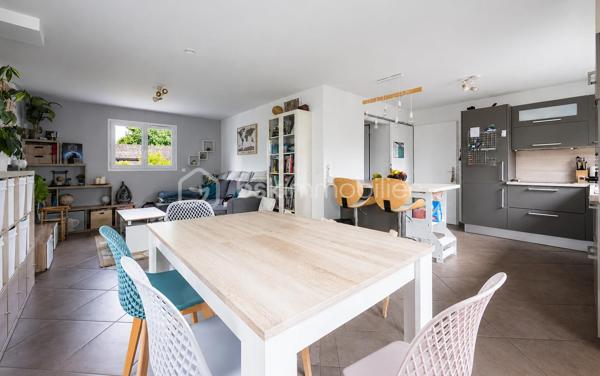 Maison mitoyenne 4 chambres avec jardin – Poisy Brassilly

Située dans le secteur recherché de Poisy Brassilly, à proximité immédiate des commerces, des écoles, des transports en commun et bénéficiant d'un accès rapide aux principaux axes routiers, cette maison mitoyenne construite en 2013 offre 82 m² habitables (92 m² au sol) sur une parcelle avec jardin d'environ 115 m² exposé Sud-Ouest.

Au rez-de-chaussée, vous découvrirez une entrée avec placard, un WC indépendant, un garage avec espace buanderie ainsi qu'une agréable pièce de vie baignée de lumière comprenant une cuisine équipée ouverte sur le salon-séjour. Cet espace convivial s'ouvre directement sur le jardin, idéal pour profiter des beaux jours en famille ou entre amis.

À l'étage, l'espace nuit se compose de trois chambres, d'un bureau pouvant faire office de chambre d'appoint ou d'espace de télétravail, d'une salle d'eau privative attenante à l'une des chambres ainsi que d'une salle de bains avec WC.

Deux places de stationnement privatives viennent compléter ce bien, tandis que plusieurs places visiteurs sont disponibles à proximité.
La mitoyenneté s'effectue uniquement par le garage et une chambre, offrant un confort de vie appréciable.

Les atouts du bien :

Construction récente (2013)
Agencement fonctionnel et optimisé
Belle pièce de vie avec cuisine ouverte
Jardin privatif d'environ 115 m² exposé Sud-Ouest
Garage avec espace buanderie
Deux stationnements privatifs
Mitoyenneté par le garage peu contraignante
Proximité immédiate des écoles, commerces et transports
Accès rapide à Annecy et aux principaux axes routiers. 

Une maison idéale pour une famille à la recherche d'un environnement calme et résidentiel, alliant confort, fonctionnalité et proximité des commodités.
Plus de photos disponibles sur demande.