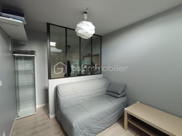 Maison mitoyenne 4 chambres avec jardin – Poisy Brassilly

Située dans le secteur recherché de Poisy Brassilly, à proximité immédiate des commerces, des écoles, des transports en commun et bénéficiant d'un accès rapide aux principaux axes routiers, cette maison mitoyenne construite en 2013 offre 82 m² habitables (92 m² au sol) sur une parcelle avec jardin d'environ 115 m² exposé Sud-Ouest.

Au rez-de-chaussée, vous découvrirez une entrée avec placard, un WC indépendant, un garage avec espace buanderie ainsi qu'une agréable pièce de vie baignée de lumière comprenant une cuisine équipée ouverte sur le salon-séjour. Cet espace convivial s'ouvre directement sur le jardin, idéal pour profiter des beaux jours en famille ou entre amis.

À l'étage, l'espace nuit se compose de trois chambres, d'un bureau pouvant faire office de chambre d'appoint ou d'espace de télétravail, d'une salle d'eau privative attenante à l'une des chambres ainsi que d'une salle de bains avec WC.

Deux places de stationnement privatives viennent compléter ce bien, tandis que plusieurs places visiteurs sont disponibles à proximité.
La mitoyenneté s'effectue uniquement par le garage et une chambre, offrant un confort de vie appréciable.

Les atouts du bien :

Construction récente (2013)
Agencement fonctionnel et optimisé
Belle pièce de vie avec cuisine ouverte
Jardin privatif d'environ 115 m² exposé Sud-Ouest
Garage avec espace buanderie
Deux stationnements privatifs
Mitoyenneté par le garage peu contraignante
Proximité immédiate des écoles, commerces et transports
Accès rapide à Annecy et aux principaux axes routiers. 

Une maison idéale pour une famille à la recherche d'un environnement calme et résidentiel, alliant confort, fonctionnalité et proximité des commodités.
Plus de photos disponibles sur demande.