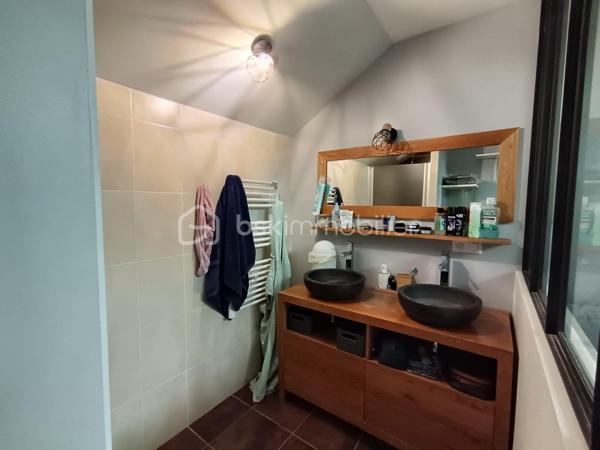 Maison mitoyenne 4 chambres avec jardin – Poisy Brassilly

Située dans le secteur recherché de Poisy Brassilly, à proximité immédiate des commerces, des écoles, des transports en commun et bénéficiant d'un accès rapide aux principaux axes routiers, cette maison mitoyenne construite en 2013 offre 82 m² habitables (92 m² au sol) sur une parcelle avec jardin d'environ 115 m² exposé Sud-Ouest.

Au rez-de-chaussée, vous découvrirez une entrée avec placard, un WC indépendant, un garage avec espace buanderie ainsi qu'une agréable pièce de vie baignée de lumière comprenant une cuisine équipée ouverte sur le salon-séjour. Cet espace convivial s'ouvre directement sur le jardin, idéal pour profiter des beaux jours en famille ou entre amis.

À l'étage, l'espace nuit se compose de trois chambres, d'un bureau pouvant faire office de chambre d'appoint ou d'espace de télétravail, d'une salle d'eau privative attenante à l'une des chambres ainsi que d'une salle de bains avec WC.

Deux places de stationnement privatives viennent compléter ce bien, tandis que plusieurs places visiteurs sont disponibles à proximité.
La mitoyenneté s'effectue uniquement par le garage et une chambre, offrant un confort de vie appréciable.

Les atouts du bien :

Construction récente (2013)
Agencement fonctionnel et optimisé
Belle pièce de vie avec cuisine ouverte
Jardin privatif d'environ 115 m² exposé Sud-Ouest
Garage avec espace buanderie
Deux stationnements privatifs
Mitoyenneté par le garage peu contraignante
Proximité immédiate des écoles, commerces et transports
Accès rapide à Annecy et aux principaux axes routiers. 

Une maison idéale pour une famille à la recherche d'un environnement calme et résidentiel, alliant confort, fonctionnalité et proximité des commodités.
Plus de photos disponibles sur demande.