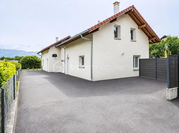 Maison mitoyenne 4 chambres avec jardin – Poisy Brassilly

Située dans le secteur recherché de Poisy Brassilly, à proximité immédiate des commerces, des écoles, des transports en commun et bénéficiant d'un accès rapide aux principaux axes routiers, cette maison mitoyenne construite en 2013 offre 82 m² habitables (92 m² au sol) sur une parcelle avec jardin d'environ 115 m² exposé Sud-Ouest.

Au rez-de-chaussée, vous découvrirez une entrée avec placard, un WC indépendant, un garage avec espace buanderie ainsi qu'une agréable pièce de vie baignée de lumière comprenant une cuisine équipée ouverte sur le salon-séjour. Cet espace convivial s'ouvre directement sur le jardin, idéal pour profiter des beaux jours en famille ou entre amis.

À l'étage, l'espace nuit se compose de trois chambres, d'un bureau pouvant faire office de chambre d'appoint ou d'espace de télétravail, d'une salle d'eau privative attenante à l'une des chambres ainsi que d'une salle de bains avec WC.

Deux places de stationnement privatives viennent compléter ce bien, tandis que plusieurs places visiteurs sont disponibles à proximité.
La mitoyenneté s'effectue uniquement par le garage et une chambre, offrant un confort de vie appréciable.

Les atouts du bien :

Construction récente (2013)
Agencement fonctionnel et optimisé
Belle pièce de vie avec cuisine ouverte
Jardin privatif d'environ 115 m² exposé Sud-Ouest
Garage avec espace buanderie
Deux stationnements privatifs
Mitoyenneté par le garage peu contraignante
Proximité immédiate des écoles, commerces et transports
Accès rapide à Annecy et aux principaux axes routiers. 

Une maison idéale pour une famille à la recherche d'un environnement calme et résidentiel, alliant confort, fonctionnalité et proximité des commodités.
Plus de photos disponibles sur demande.