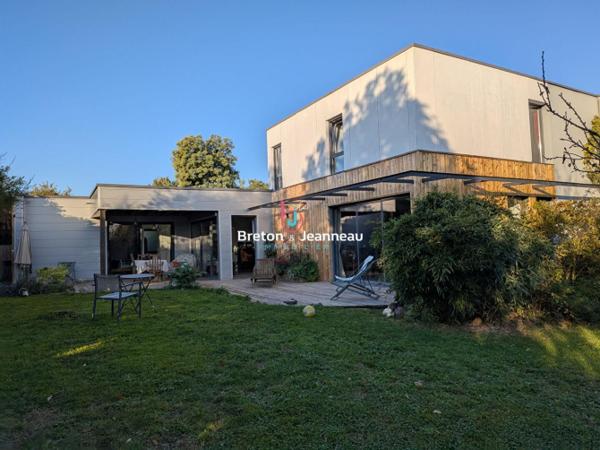 Maison d'environ 185m² à Nuillé sur Vicoin