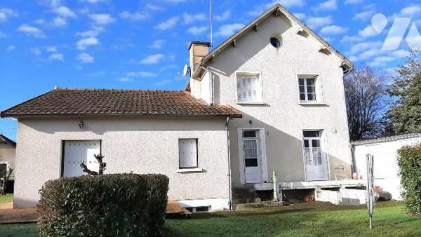 À Bonneuil Matours, proche des commodités, cette maison d'environ 140 m² comprend une entrée, u...