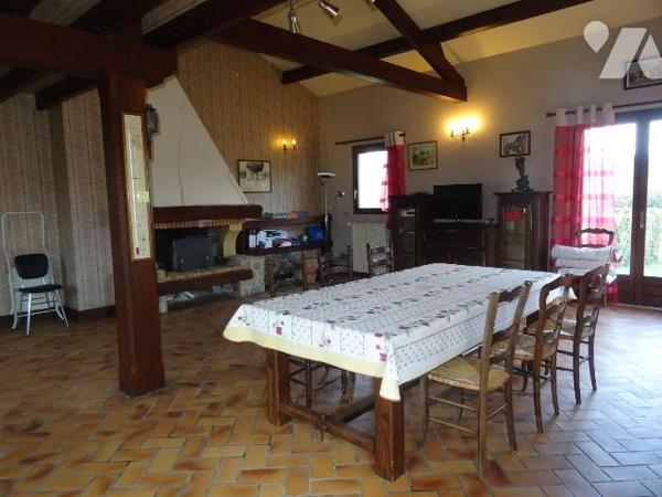 À Bonneuil Matours, proche des commodités, cette maison d'environ 140 m² comprend une entrée, u...