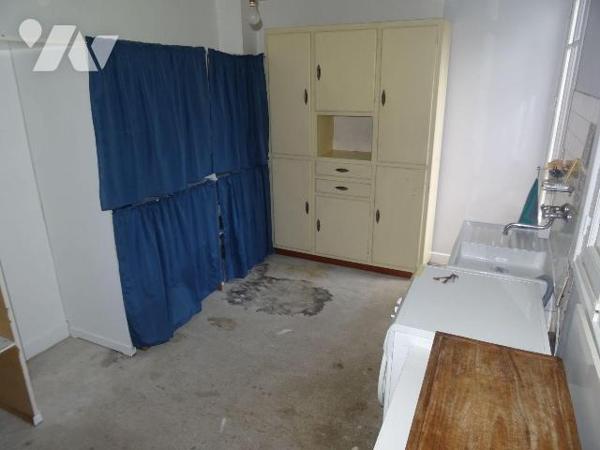 À Bonneuil Matours, proche des commodités, cette maison d'environ 140 m² comprend une entrée, u...