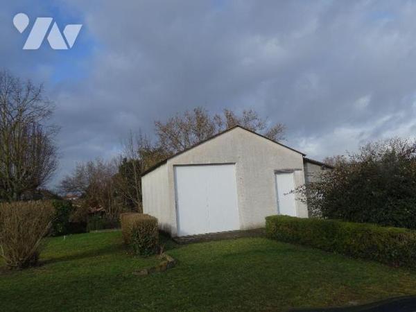 À Bonneuil Matours, proche des commodités, cette maison d'environ 140 m² comprend une entrée, u...