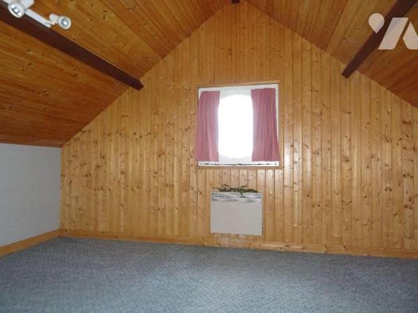 À Bonneuil Matours, proche des commodités, cette maison d'environ 140 m² comprend une entrée, u...