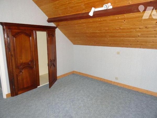 À Bonneuil Matours, proche des commodités, cette maison d'environ 140 m² comprend une entrée, u...