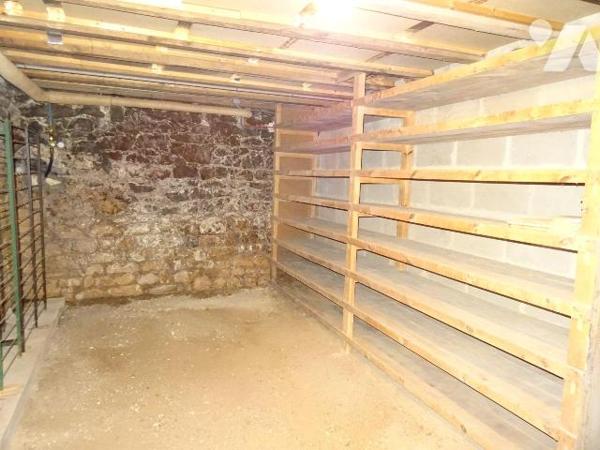 À Bonneuil Matours, proche des commodités, cette maison d'environ 140 m² comprend une entrée, u...