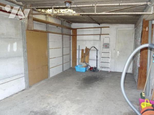 À Bonneuil Matours, proche des commodités, cette maison d'environ 140 m² comprend une entrée, u...