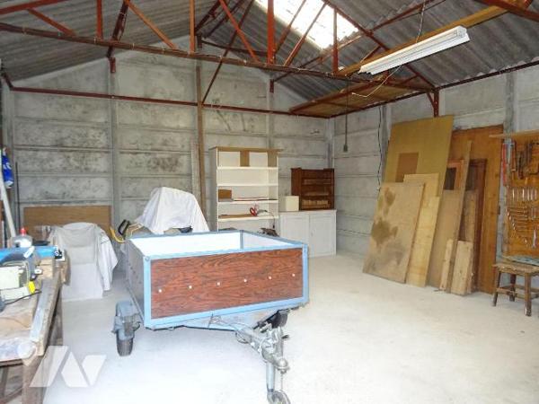 À Bonneuil Matours, proche des commodités, cette maison d'environ 140 m² comprend une entrée, u...