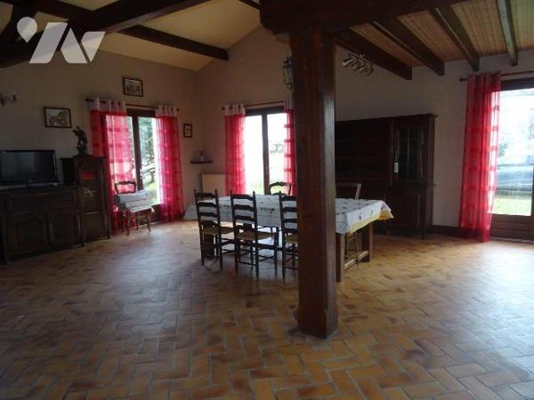 À Bonneuil Matours, proche des commodités, cette maison d'environ 140 m² comprend une entrée, u...