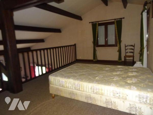 À Bonneuil Matours, proche des commodités, cette maison d'environ 140 m² comprend une entrée, u...