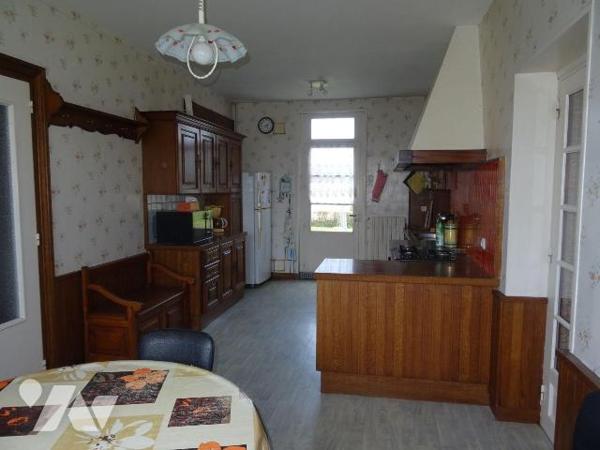 À Bonneuil Matours, proche des commodités, cette maison d'environ 140 m² comprend une entrée, u...