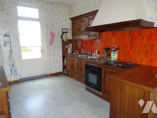 À Bonneuil Matours, proche des commodités, cette maison d'environ 140 m² comprend une entrée, u...