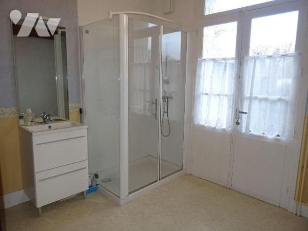 À Bonneuil Matours, proche des commodités, cette maison d'environ 140 m² comprend une entrée, u...