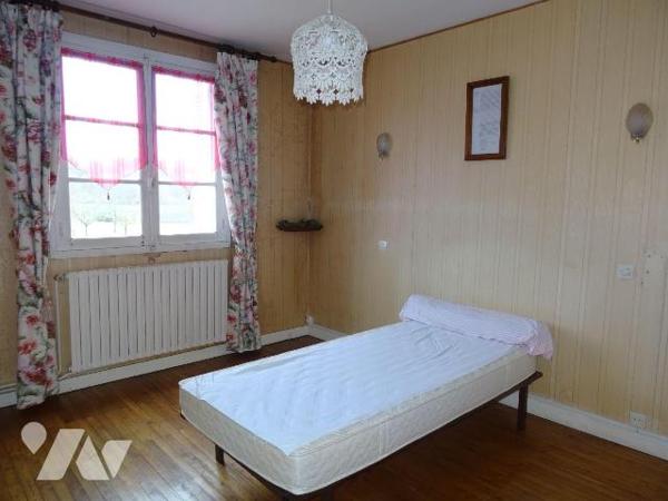 À Bonneuil Matours, proche des commodités, cette maison d'environ 140 m² comprend une entrée, u...