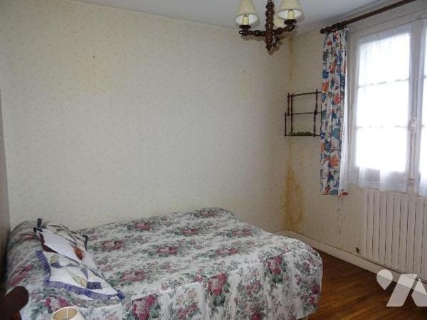 À Bonneuil Matours, proche des commodités, cette maison d'environ 140 m² comprend une entrée, u...