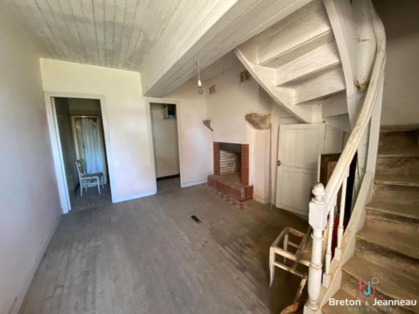 Maison à rénover à Saint Christophe des Bois , dépendances, grand terrain