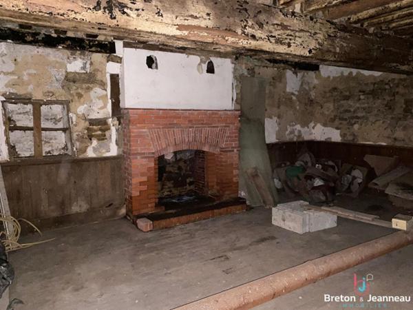 Maison à rénover à Saint Christophe des Bois , dépendances, grand terrain