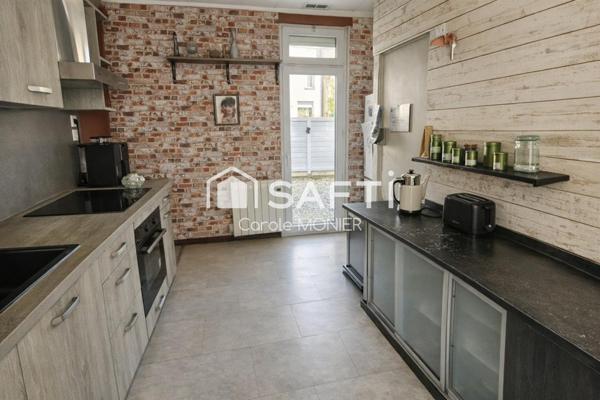 Maison lumineuse avec 3 chambres et extérieur, proche des commodités.