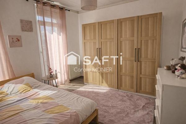 Maison lumineuse avec 3 chambres et extérieur, proche des commodités.