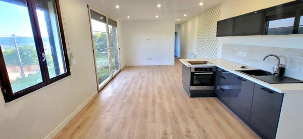 Rouen - Vallon Suisse : Maison indiv. plain pied avec panneaux solaires, 2 CH, Gge, 5 PK & Jardin 900 m²