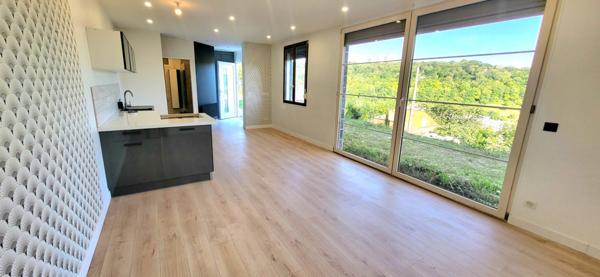 Rouen - Vallon Suisse : Maison indiv. plain pied avec panneaux solaires, 2 CH, Gge, 5 PK & Jardin 900 m²