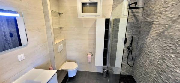 Rouen - Vallon Suisse : Maison indiv. plain pied avec panneaux solaires, 2 CH, Gge, 5 PK & Jardin 900 m²