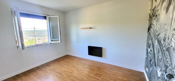 Rouen - Vallon Suisse : Maison indiv. plain pied avec panneaux solaires, 2 CH, Gge, 5 PK & Jardin 900 m²