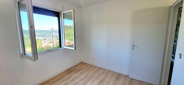 Rouen - Vallon Suisse : Maison indiv. plain pied avec panneaux solaires, 2 CH, Gge, 5 PK & Jardin 900 m²