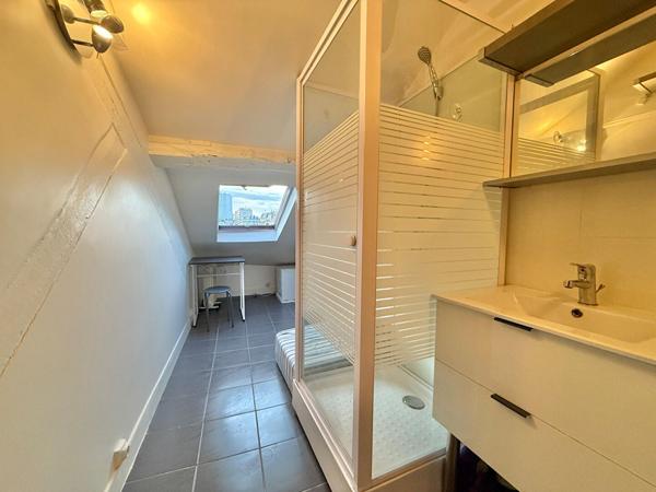 Une pièce de  8.05 m2 (dont 3.73 Carrez) au 5eme étage