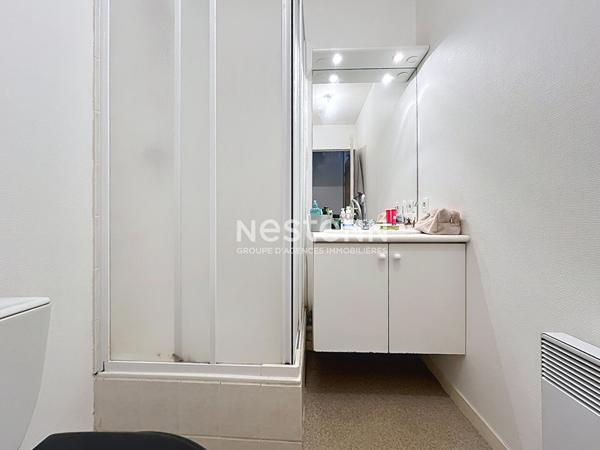A vendre - Appartement T1 de 22 m² avec place de parking dans résidence avec ascenseur, DPE C, libre de locataire "Angers Gare"