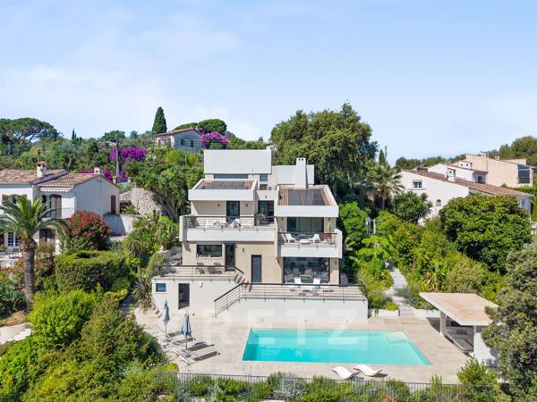 ANTIBES – MAISON D'ARCHITECTE AVEC PISCINE, JARDIN EXOTIQUE ET APERÇU MER