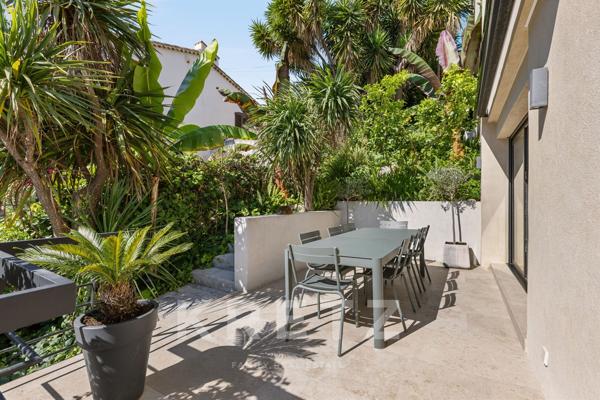 ANTIBES – MAISON D'ARCHITECTE AVEC PISCINE, JARDIN EXOTIQUE ET APERÇU MER
