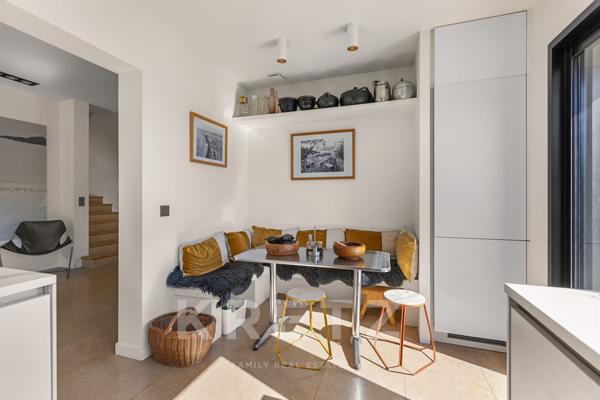 ANTIBES – MAISON D'ARCHITECTE AVEC PISCINE, JARDIN EXOTIQUE ET APERÇU MER