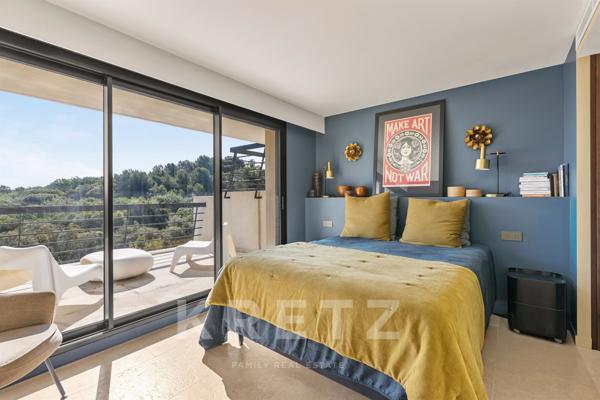 ANTIBES – MAISON D'ARCHITECTE AVEC PISCINE, JARDIN EXOTIQUE ET APERÇU MER