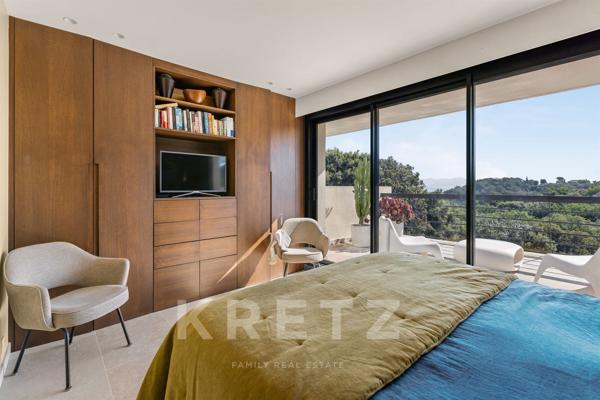 ANTIBES – MAISON D'ARCHITECTE AVEC PISCINE, JARDIN EXOTIQUE ET APERÇU MER
