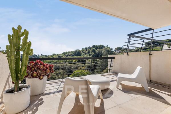 ANTIBES – MAISON D'ARCHITECTE AVEC PISCINE, JARDIN EXOTIQUE ET APERÇU MER
